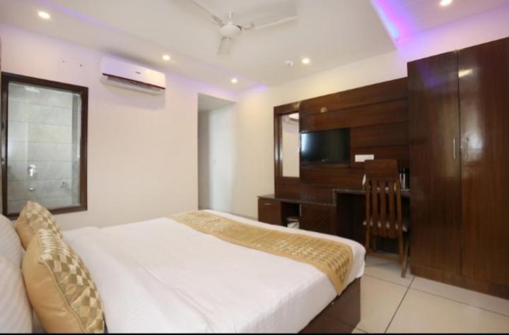 Hotel Silver Palm Zirakpur Exterior foto
