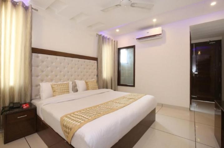 Hotel Silver Palm Zirakpur Exterior foto