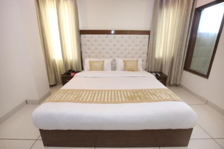 Hotel Silver Palm Zirakpur Exterior foto