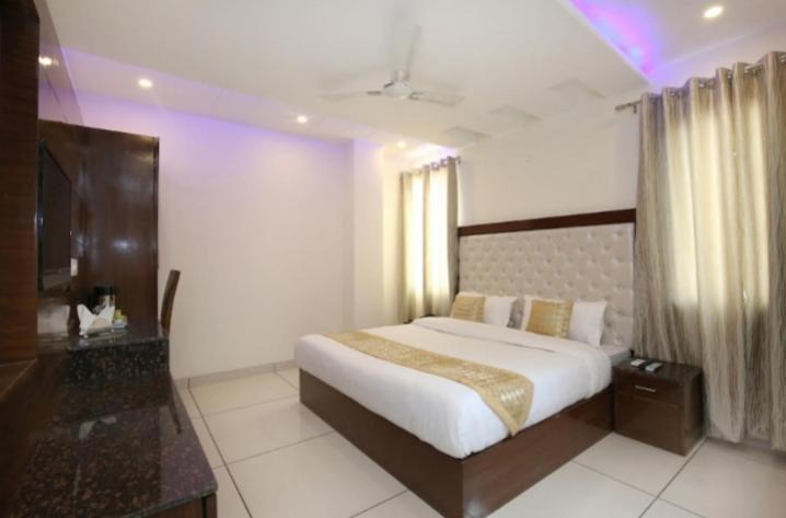 Hotel Silver Palm Zirakpur Exterior foto