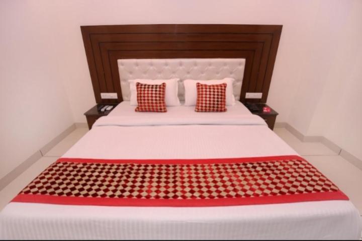 Hotel Silver Palm Zirakpur Exterior foto
